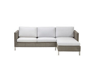 Taupe lounge sofa med hvid puder og højre chaiselong. Moderne design med struktureret base.